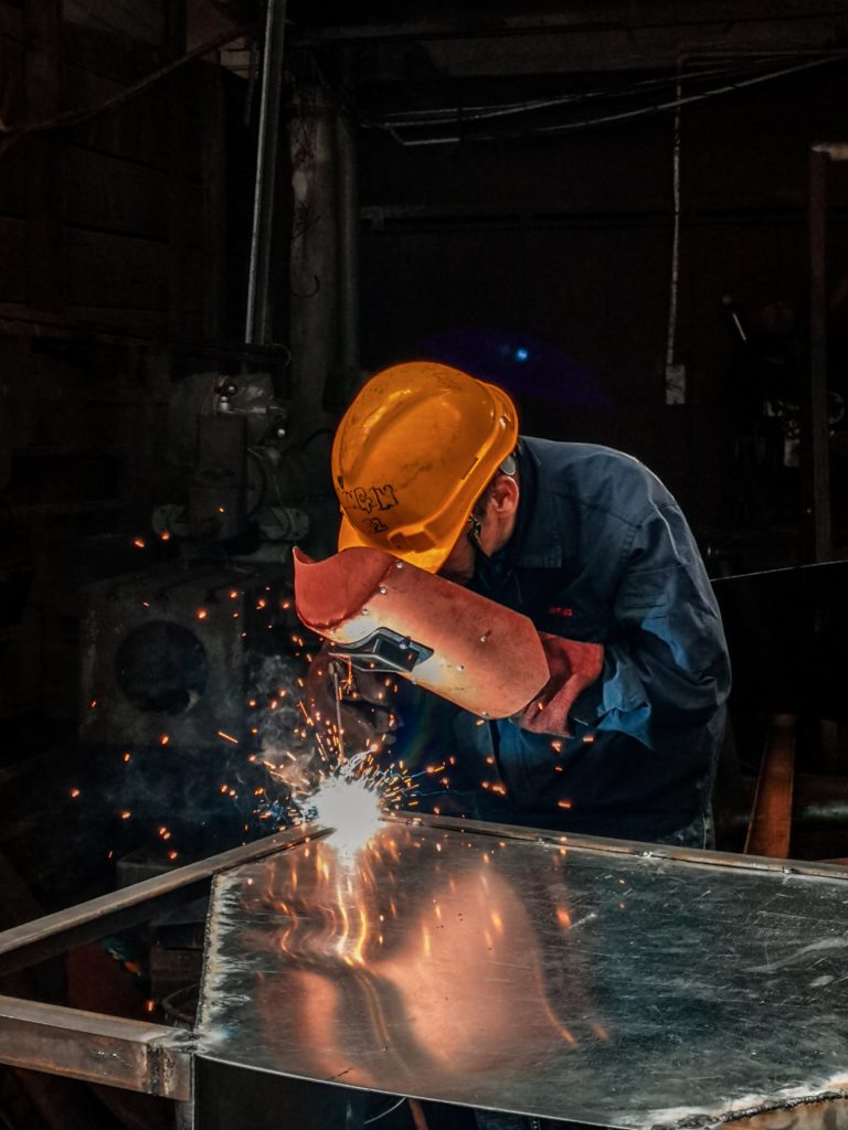 un ouvrier soudeur travaille au fer à souder